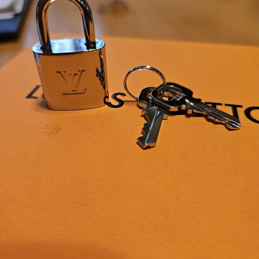 NWOT COA LV Silver lock and 2 keys #448